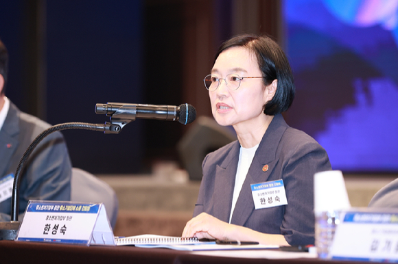 한성숙 중소벤처기업부 장관이 29일 서울 영등포구 중소기업중앙회에서 열린 '중소기업단체 소통 간담회'에서 모두 발언을 하고 있다. 2025.07.29 [사진=중소벤처기업부]