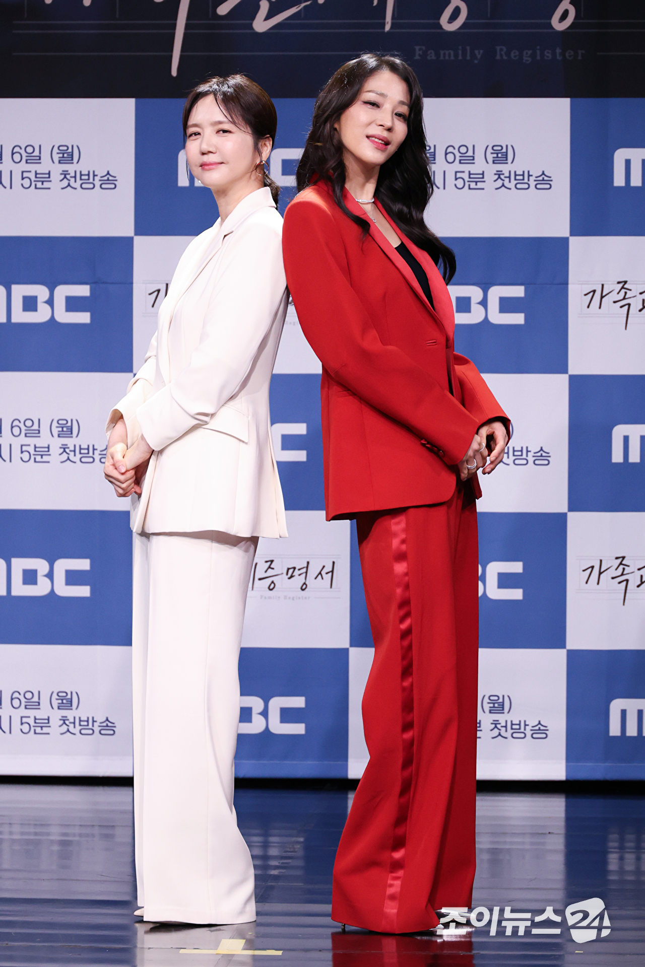 배우 임지은, 한고은이 2일 오후 서울 마포구 상암동 MBC에서 진행된 MBC 새 일일드라마 '가족관계증명서' 제작발표회에 참석해 포즈를 취하고 있다. [사진=문수지 기자]