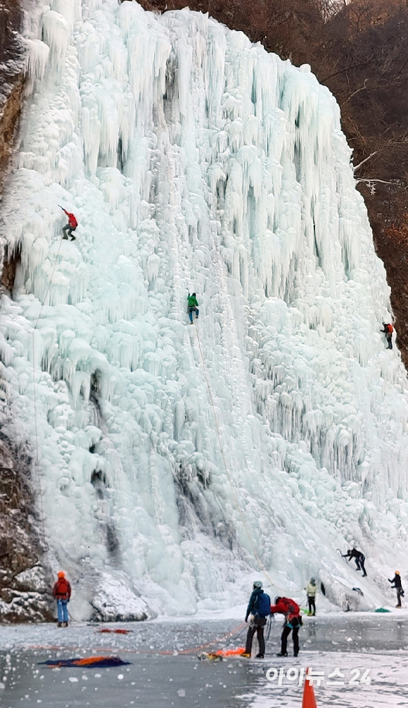 18일 강원도 원주시 지정면 판대리 판대 아이스파크에서 클라이머들이 빙벽등반을 즐기고 있다. [사진=정소희 기자]