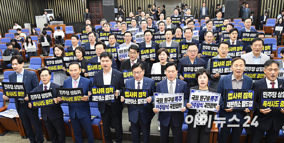 한동훈 무소속 의원이 11일 서울 여의도 국회에서 본회의가 끝난 뒤 국민의힘 박정훈, 정성국 의원과 인사를 나누고 있다. [사진=곽영래 기자]