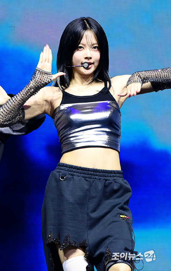그룹 르세라핌(LE SSERAFIM) 홍은채가 29일 오후 서울 광진구 광장동&nbsp;예스24라이브홀에서 열린 미니 4집 '크레이지(CRAZY)' 쇼케이스에 참석해 타이틀곡 'CRAZY' 무대를 선보이고 있다. [사진=정소희 기자]