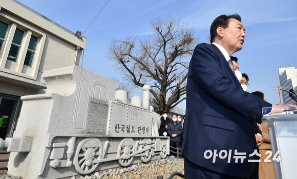 윤석열 국민의힘 대선 후보가 10일 오전 인천역 앞 광장에서 산업화&middot;교역일번지 인천지역 공약 발표를 마친 후 시민들과 인사를 하고 있다. [사진=김성진 기자]