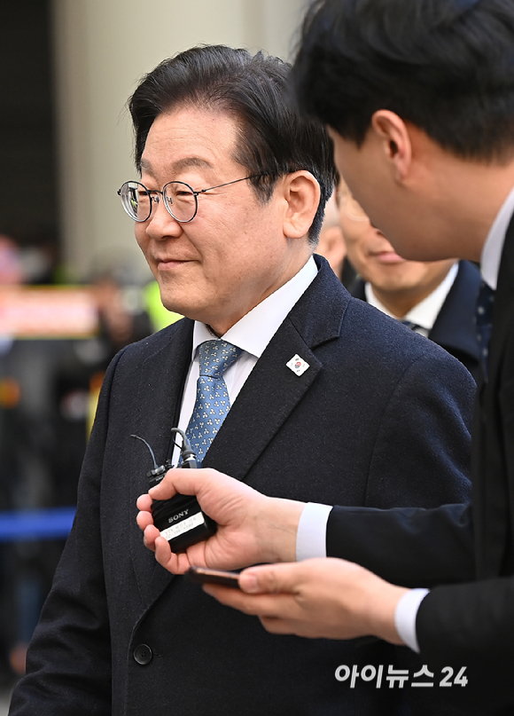 이재명 더불어민주당 대표가 26일 오후 서울고등법원에서 열린 공직선거법 위반 결심 공판에 출석하고 있다. [사진=곽영래 기자]