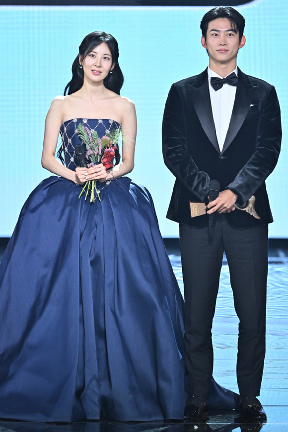 'KBS연기대상' 베스트커플상을 수상한 옥택연-서현 [사진=KBS ]