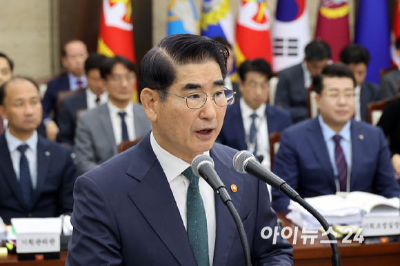 김용현 국방부 장관이 8일 서울 용산구 국방부에서 열린 국정감사에서 업무보고를 하고 있다. [사진=국회사진취재단]