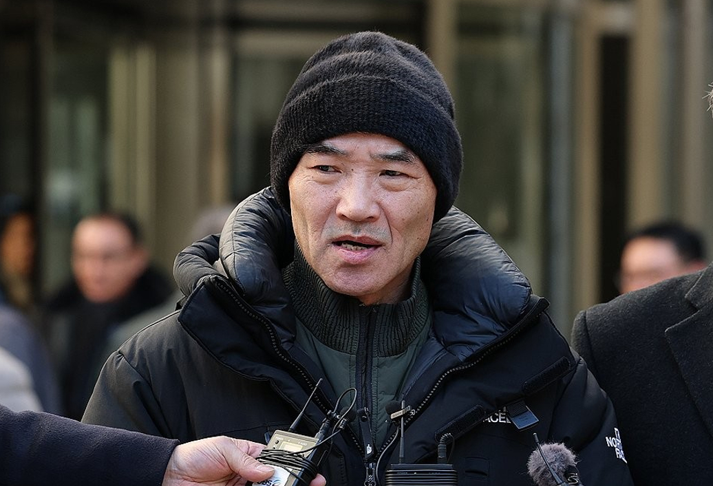 2020년 서해에서 발생한 공무원 피격 사건을 은폐하려 한 혐의로 재판에 넘겨진 박지원 전 국가정보원장이 26일 서울 서초구 중앙지법에서 무죄를 선고받고 법원을 나서며 지지자들에게 인사하고 있다. 2025.12.26 [공동취재] [사진=연합뉴스]