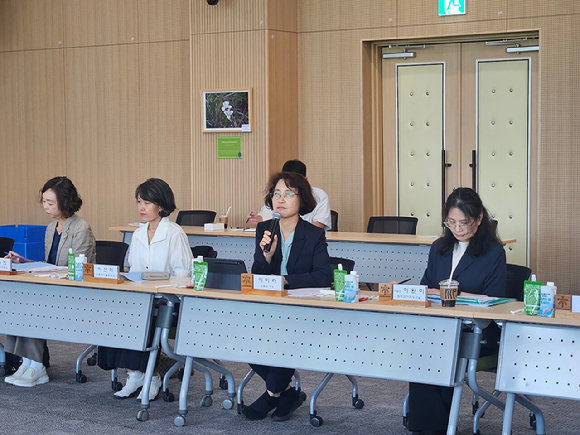 이미라 산림청 차장(오른쪽에서 두 번째)이 3일 국립세종수목원에서 '제8기 산림청 정책자문위원회 기획조정 분과회의'를 하고 있다. [사진=산림청]