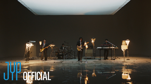 데이식스 10주년 메들리 라이브 영상 섬네일 [사진=JYP엔터테인먼트]