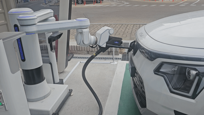 16일 인천국제공항공사 청사 주차장에서 현대차&middot;기아 로보틱스랩이 개발한 전기차 자동 충전 로봇(ACR)이 기아 니로 EV 차량에 충전 커넥터를 연결하고 있다. [사진=설재윤 기자]