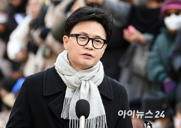 한동훈 국민의힘 전 대표가 3일 서울 여의도 국회도서관 앞 쪽문에서 12ㆍ3 비상계엄 1주년 관련 기자회견을 하고 있다. [사진=곽영래 기자]