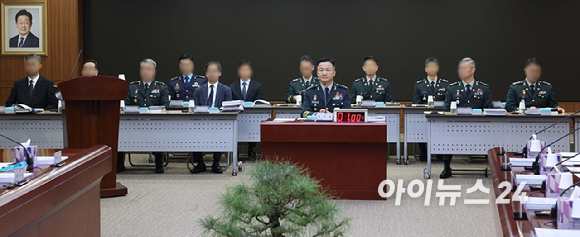 국방방첩본부장인 편무삼 소장이 30일 경기 과천시 국방방첩본부에서 열린 국회 정보위원회의 국방방첩본부에 대한 국정감사에 출석하고 있다. [사진=국회사진기자단]