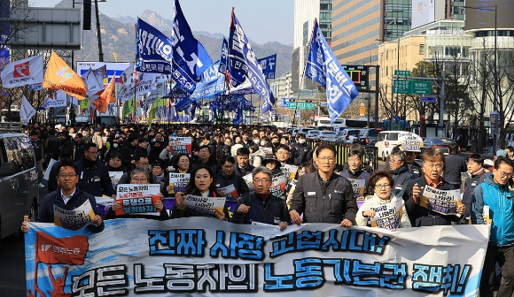 '노란봉투법'(노동조합 및 노동관계조정법 2&middot;3조 개정 법률) 시행 첫날인 10일 서울 세종로에서 열린 민주노총 투쟁 선포대회에서 집회를 마친 민주노총 조합원 등이 행진하고 있다. 2026.3.10 [사진=연합뉴스]
