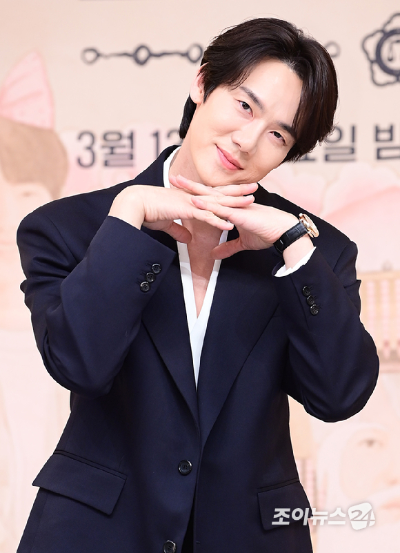 배우 유연석-이솜-김경남이 11일 오후 서울 양천구 목동 SBS사옥에서 열린 SBS 새 금토드라마 '신이랑 법률사무소' 제작발표회에 참석하고 있다. [사진=정소희 기자]