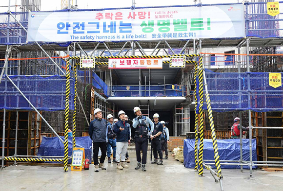 재욱 SK에코플랜트 CSO(왼쪽 세번째)가 지난 16일 경기도 광명 광명자이힐스테이트SK뷰(VIEW) 신축공사 현장을 방문해 작업장 안전관리 실태와 예방활동 이행상태를 점검하고 있다. [사진=SK에코플랜트]