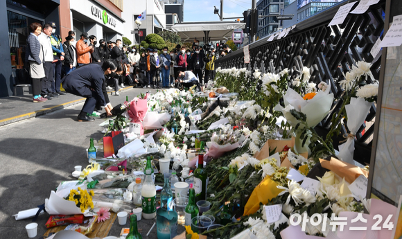 지난달 31일 오후 서울 용산구 지하철 6호선 이태원역 1번 출구 앞에 마련된 '핼러윈 인파' 압사 사고 희생자 추모 공간에서 시민이 추모하고 있다. [사진=김성진 기자]