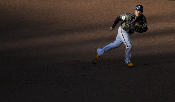 MLB 샌디에이고에서 뛰고 있는 최지만이 7일(한국시간) 열린 LA 다저스와 홈 경기에서 1루수 겸 7번 타자로 선발 출전했다. 이날 경기 도중 타구를 잡기 위해 이동하고 있는 최지만. [사진=뉴시스]