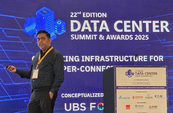 지난 23일 인도 뭄바이에서 열린 '데이터센터 서밋 앤 어워즈(Data Center Summit & Awards) 2025'에서 칼틱 크리쉬난 파두 미국법인 미주·인도 영업 및 사업개발 부문 부사장이 기조연설을 하고 있다. [사진=파두]