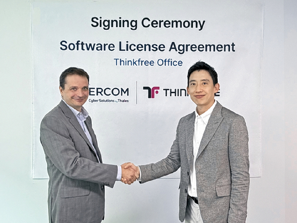 크리스토프 토마스 에르콤 제품 총괄(왼쪽)과 김두영 씽크프리 대표가 계약을 공급계약을 체결한 뒤 기념 촬영하고 있다. [사진=씽크프리]