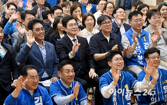 정원오 더불어민주당 서울시장 후보가 19일 오후 서울 용산구에서 열린 정원오 착착개발 공약 지지선언식에서 참석자들과 기념촬영을 하고 있다. [사진=곽영래 기자]