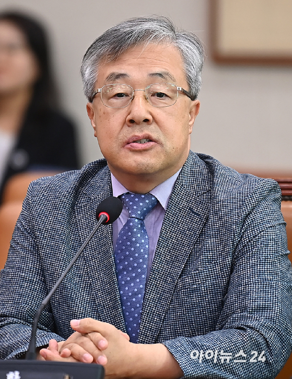 서보학 경희대 법학전문대학원 교수가 14일 오전 서울 여의도 국회에서 열린 법제사법위원회 전체회의에서 의원 질의에 답변하고 있다. [사진=곽영래 기자]