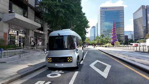 서울시가 이르면 오는 9월 말부터 청계천(청계광장)을 순환하는 국내 첫 자율주행 셔틀버스를 정식 운영한다. 사진은 현재 시범 운행 중인 자율주행 셔틀버스 사진. [사진=서울시]