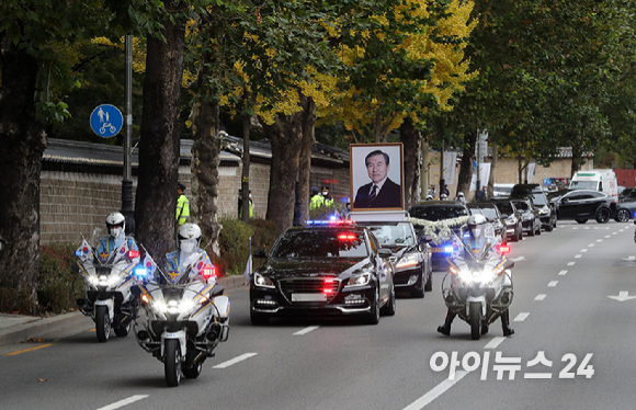 30일 오전 서울 종로구 서울대병원 장례식장에서 발인을 마친 고 노태우 전 대통령의 운구행렬이 노제가 열리는 자택으로 향하고 있다.[사진=사진공동취재단]