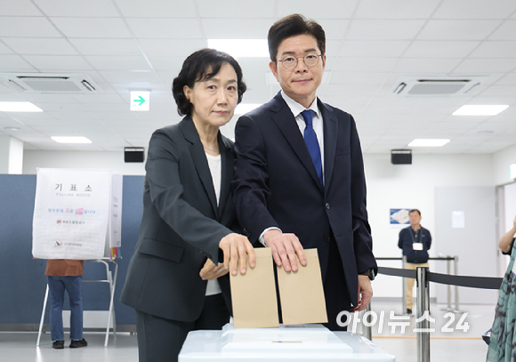 정원오 더불어민주당 서울시장 후보와 배우자 문혜정 씨가 제9회 전국동시지방선거 사전투표 첫 날인 29일 오전 서울 중구 소공동행정복합청사에 마련된 사전투표소에서 투표하고 있다. [사진=곽영래 기자]