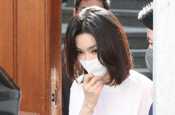 윤석열 전 대통령과 김건희 여사가 탄 차량이 지난 4월 11일 오후 서울 용산구 한남동 대통령 관저를 떠나 서초동 사저로 이동하고 있다. [사진=정소희 기자]