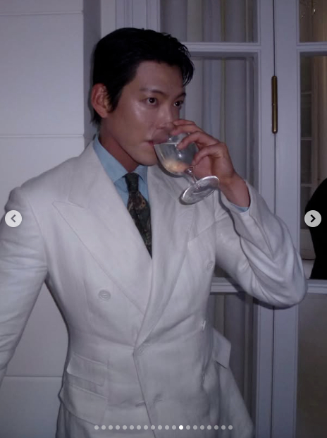 김우빈, 물만 마셔도 화보...♥신민아 반할만 하네