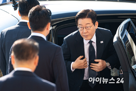 이재명 대통령이 4일 오전 서울 여의도 국회에서 열린 2026년도 예산안 및 기금운용계획안 대통령 시정연설에 참석하며 우원식 국회의장과 인사하고 있다. [사진=국회사진기자단]