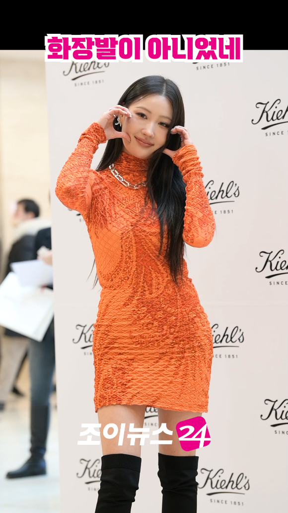 뷰티 크리에이터 이사배가 6일 오전 서울 소공동 롯데백화점에서 열린 키엘 팝업스토어 행사에 참석해 포즈를 취하고 있다. 