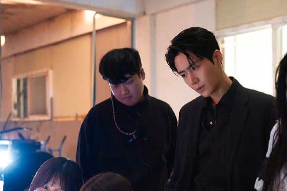 배우 김선호와 고윤정이 넷플릭스 시리즈 '이 사랑 통역 되나요?' 촬영에 임하고 있다. [사진=넷플릭스]