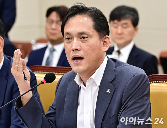 김태규 방송통신위원장 직무대행이 서울 여의도 국회 과학기술정보방송통신위원회에서 열린 방송장악 2차 청문회에서 질의에 답변하고 있다. [사진=곽영래 기자]