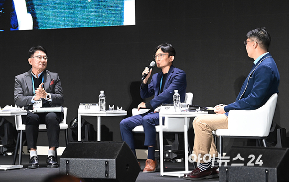 종합경제미디어 아이뉴스24의 대표 지식 컨퍼런스 '아이포럼 2026'이 22일 서울 용산구 서울드래곤시티 한라홀에서 'AI 패권 전쟁, 새로운 질서: AI 3대 강국, 대한민국의 현재와 미래'를 주제로 열린 가운데 좌장을 맡은 이동희 국민대학교 경영학부 특임교수가 조정민 SK텔레콤 AI DC통합추진단 사업담당과 류준석 네이버클라우드 각 세종 기술리더들과 'AI 데이터센터 고도화'라는 주제로 토론을 하고 있다. [사진=곽영래 기자]