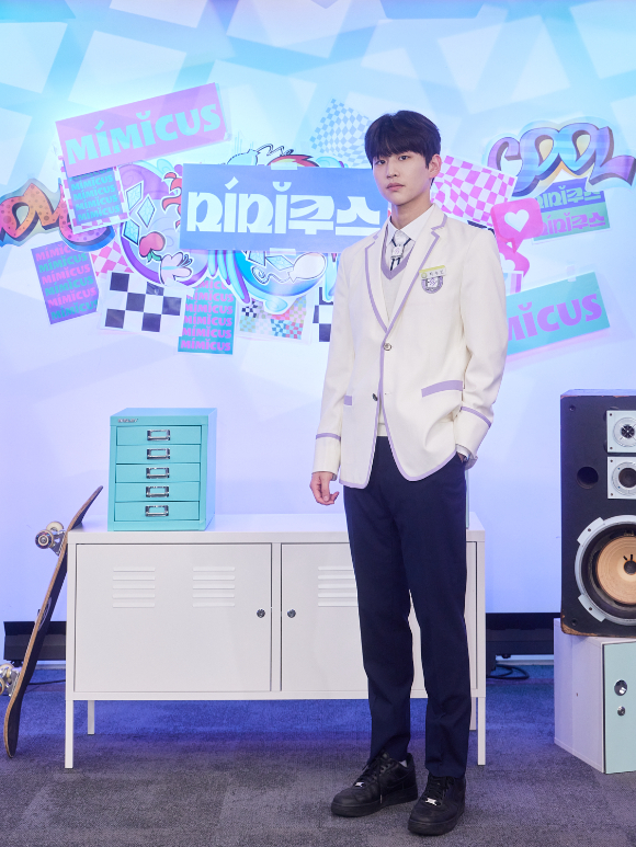 배우 김윤우가 22일 온라인으로 진행된 플레이리스트 드라마 '미미쿠스' 제작발표회에 참석해 포즈를 취하고 있다. [사진=플레이리스트]