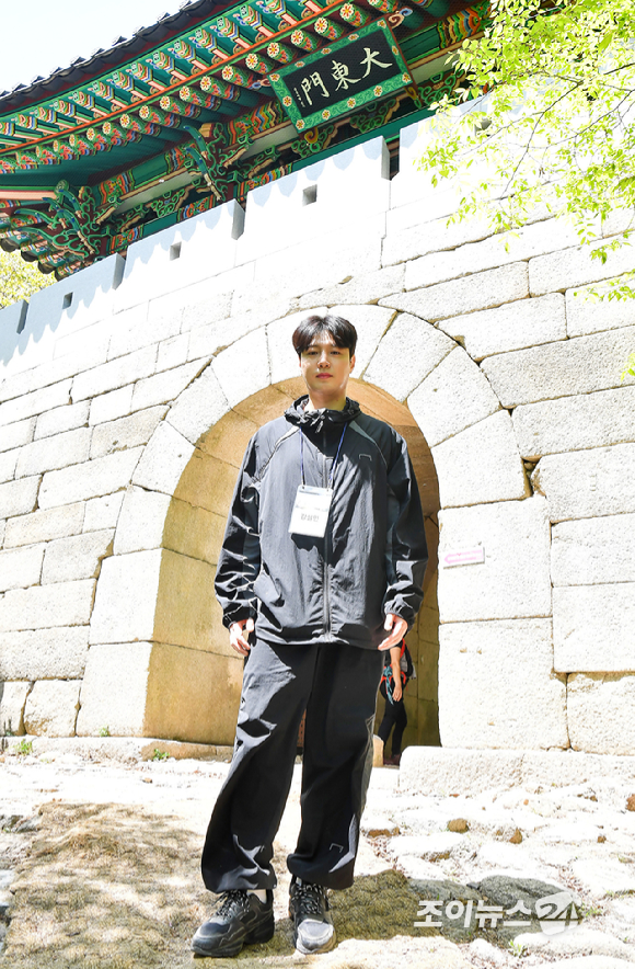 트로트 가수 강설민이 25일 서울 강북구 우이동 만남의 광장에서 열린 산악인 오은선 대장과 함께하는 '제13회 희망찾기 등산&middot;트레킹 교실'에 홍보대사로 참석해 포즈를 취하고 있다. [사진=정소희 기자]