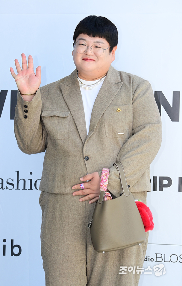 인플루언서 한현재(샵뚱)가 24일 오후 서울 성동구 성수동 더블유미션에서 열린 홀리넘버세븐 X 코타로 타니야마 콜라보 팝업 오프닝 행사에 참석하고 있다. [사진=정소희 기자]