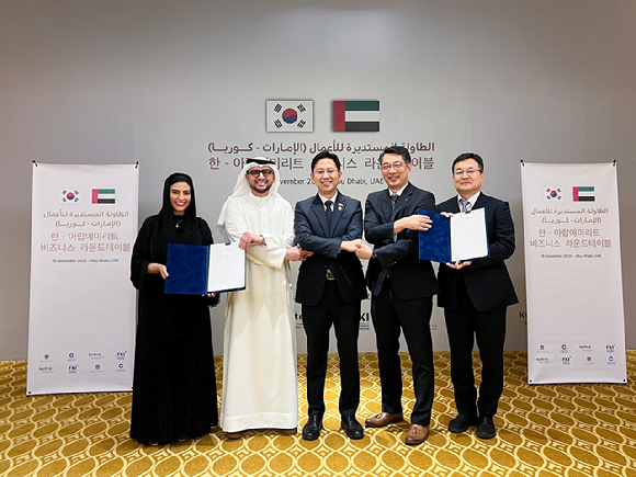 (왼쪽부터) 뮤니라 알 마르주키(Muneera Al Marzooqi) 스페이스42 상무, 슐라이만 알 알리(Sulaiman Al Ali) 스페이스42 CCO, 배경훈 부총리 겸 과기정통부 장관, 유병용 오토노머스에이투지 부사장, 황성훈 과기정통부 국제협력관이 19일(현지시간) 한-아랍에미리트 비즈니스 라운드테이블에서 진행된 합작법인 설립 계약식에서 기념촬영하고 있다. [사진=오토노머스에이투지]