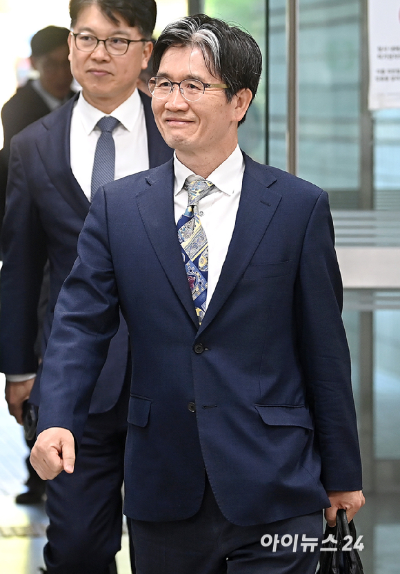 오동운 고위공직자범죄수사처(공수처) 처장이 30일 오전 서울 서초구 서울중앙지방법원에서 열린 순직 해병 사건 수사 방해 혐의 공판에 출석하고 있다. [사진=곽영래 기자]