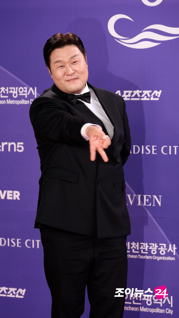 배우 윤경호가 31일 오후 인천시 영종구 운서동 파라다이스시티에서 열린 제5회 청룡시리즈어워즈 레드카펫 행사에 참석하고 있다. [사진=문수지 기자]