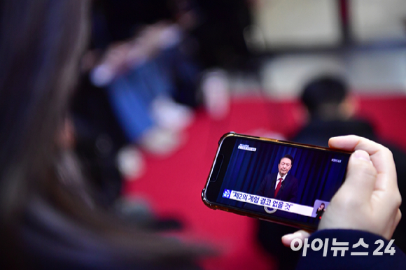 지난 7일 오후 국회 본회의에서 야당 의원들이 윤석열 대통령의 탄핵소추안 표결에 불참하기 위해 퇴장한 국민의힘 의원들의 이름을 일일이 호명하고 있다. [사진=연합뉴스]