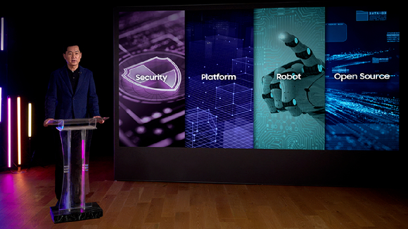 20일 진행된 '삼성 테크 콘퍼런스 2025'에서 삼성전자 DX부문 최고기술책임자(CTO) 겸 삼성리서치장 전경훈 사장이 환영사를 하고 있다. [사진=삼성전자]