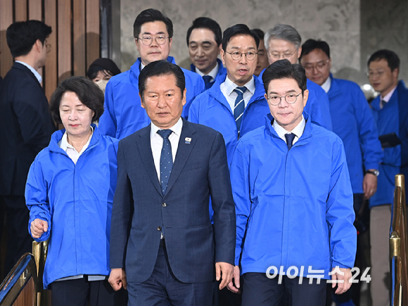 더불어민주당 정청래 대표와 광역단체장 후보들이 23일 국회에서 열린 민주당 광역단체장 후보 연석회의에 참석하고 있다. [사진=곽영래 기자]