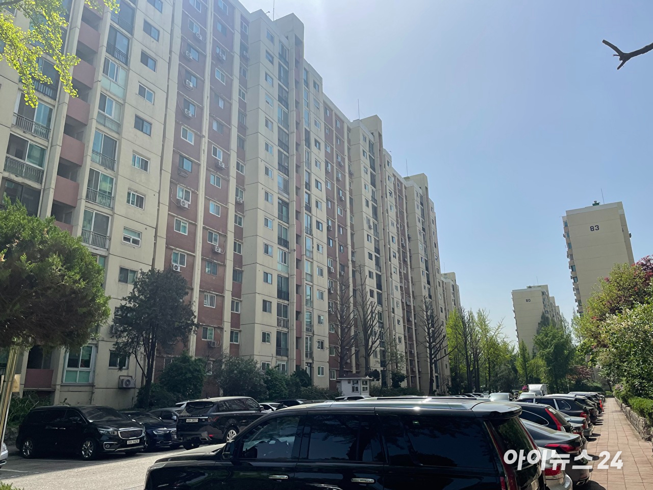서울 서초구 반포동 반포자이 아파트 전경. 정부의 세제개편안 발표 이후 강남권 고가주택을 중심으로 비슷한 가격대의 아파트를 서로 맞바꾸는 교환거래가 절세 방안으로 주목받고 있다. [사진=김민지 기자]