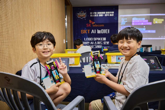 어린이들이 SKT AI 놀이터 부스를 방문해 여러 이벤트를 체험하고 있는 모습. [사진=SK]