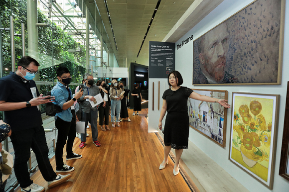 삼성전자가 13일 싱가포르 국립미술관에서 진행한 2022년 TV 신제품 출시 행사에서 참석자들이 라이프스타일 TV '더 프레임'을 체험하고 있는 모습 [사진=삼성전자]