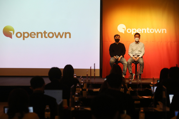 김용우, 김진욱 마인드로직 공동대표가 22일 열린 '오픈타운 런칭 기자간담회'에서 질의응답을 하고 있다. [사진=마인드로직]