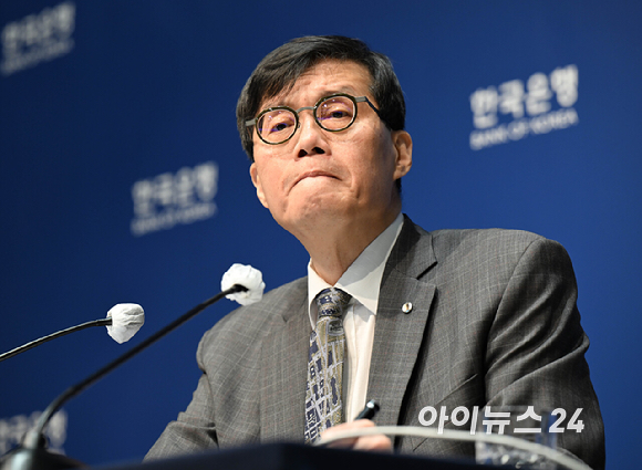 이창용 한국은행 총재가 25일 서울 중구 한국은행 본관에서 열린 금융통화위원회 본회의를 마친후 통화정책방향 기자 간담회를 열고 기자들의 질문을 받고 있다. [사진=사진공동취재단]