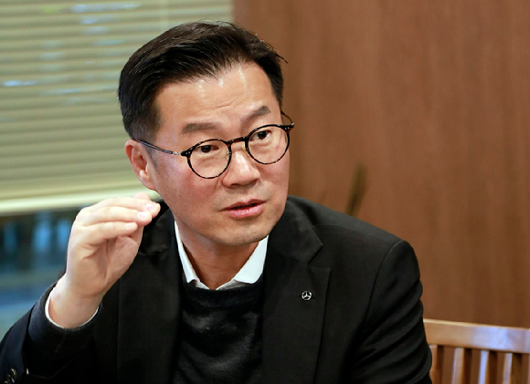 박지성 메르세데스-벤츠 코리아 리테일 오브 더 퓨처 프로세스 총괄 부장이 지난 9일 서울 중구 서울스퀘어에서 열린 기자간담회에서 신규 리테일 전략에 대해 설명하고 있다. [사진=한국자동차기자협회]