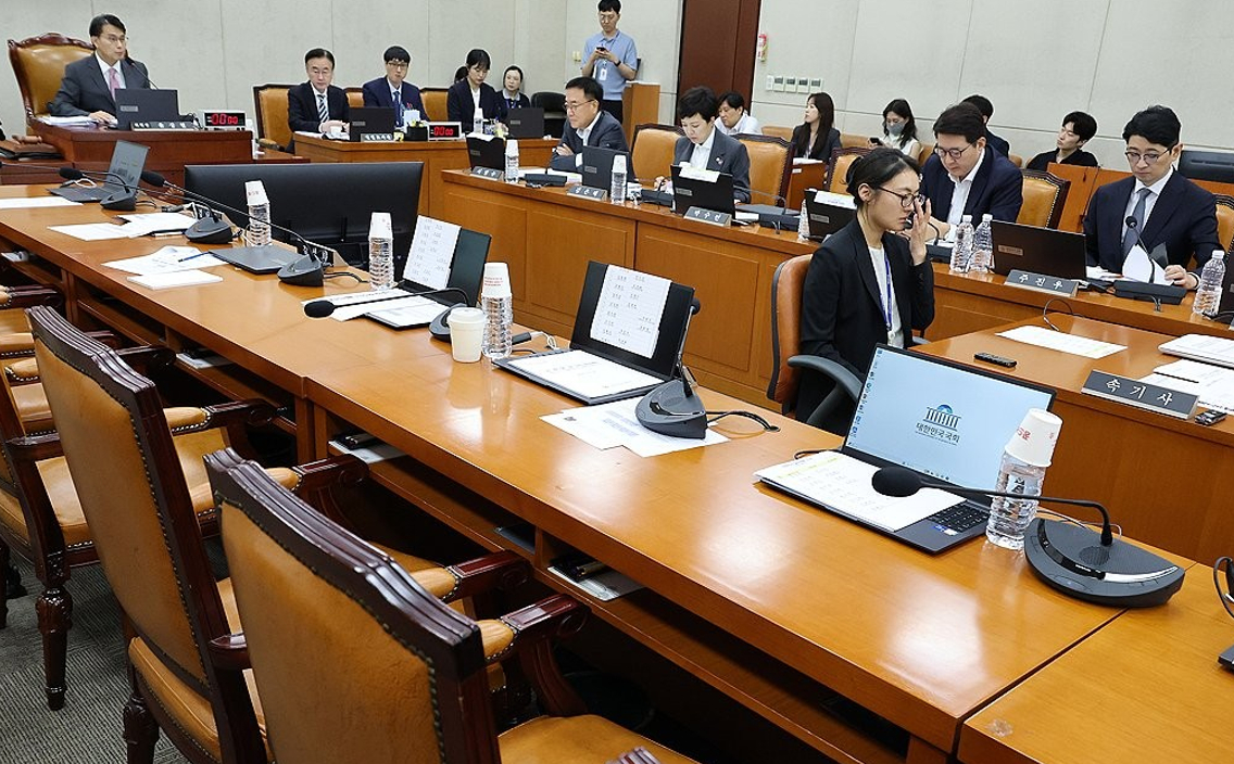 국민의힘 김미애 의원이 31일 국회에서 열린 7월 임시국회 제3차 본회의에서 패스트트랙 안건 심사 기한을 최장 330일에서 90일로 단축하는 내용의 국회법 개정안에 대해 필리버스터(무제한 토론을 통한 합법적인 의사진행 방해)를 시작하자 더불어민주당 의원들이 본회의장을 떠나고 있다. 2026.7.31 [사진=연합뉴스]